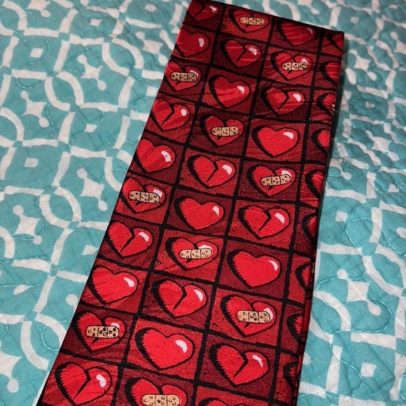 Vintage 1996 RM Style mens silk tie broken hearts with bandaids red black tan - Picture 7 of 9